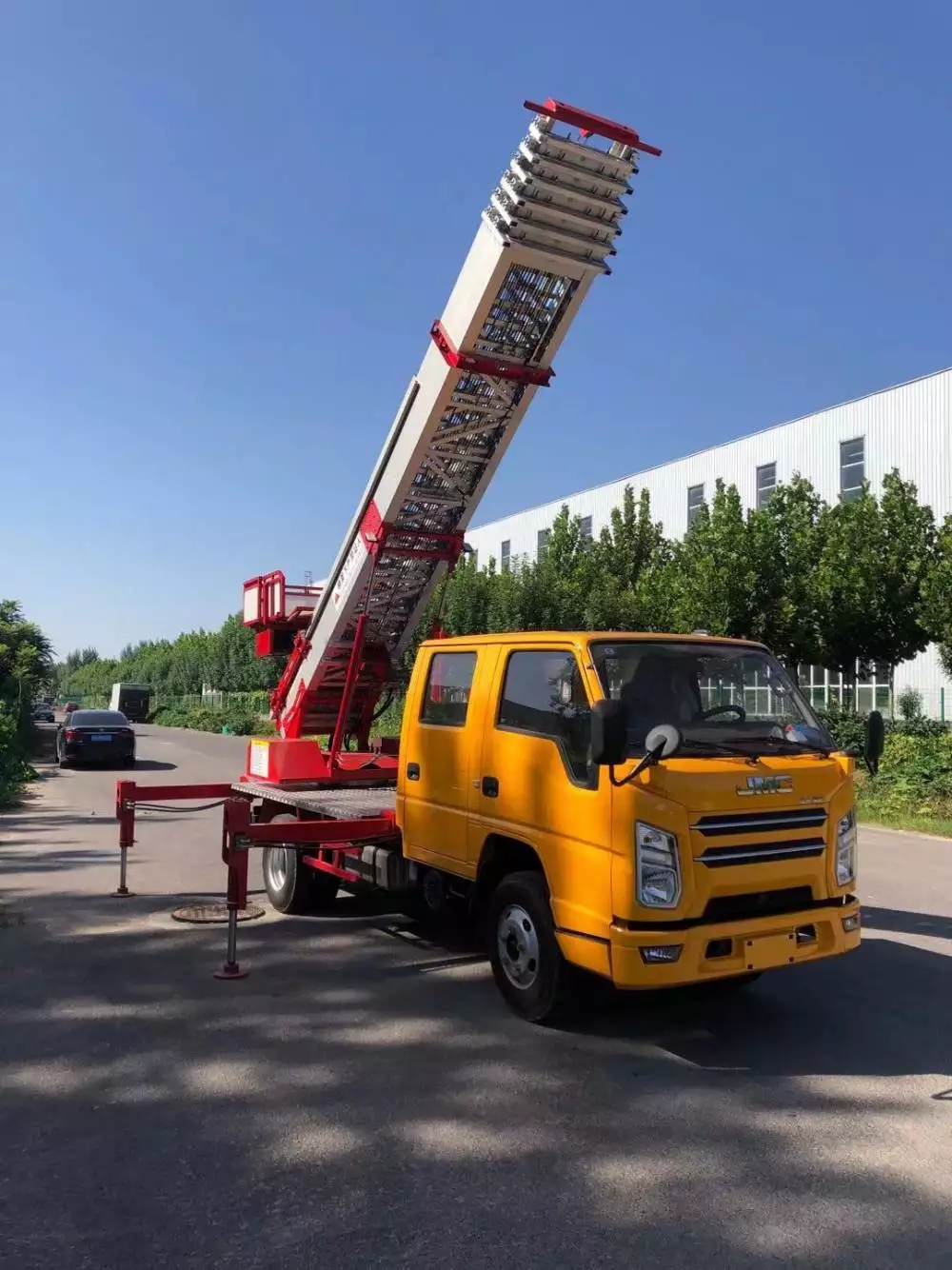 黔南附近的云梯车出租服务：轻松解决高空作业需求